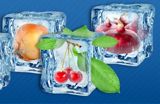Tiefgefrorenes Obst und Gemüse in Eiswürfeln — Erdbeere, Zwiebel, Kirsche